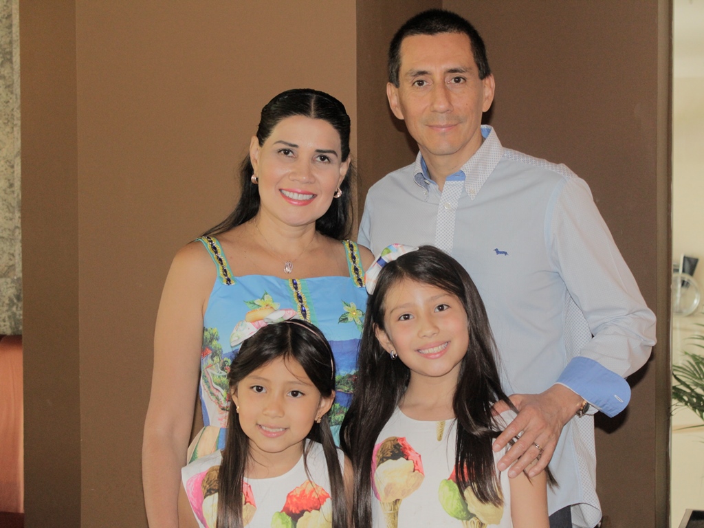 El senador de la República  Jimmy Chamorro, su señora esposa Zaidi Mora y sus hijas María Paz y Valentina Chamorro.